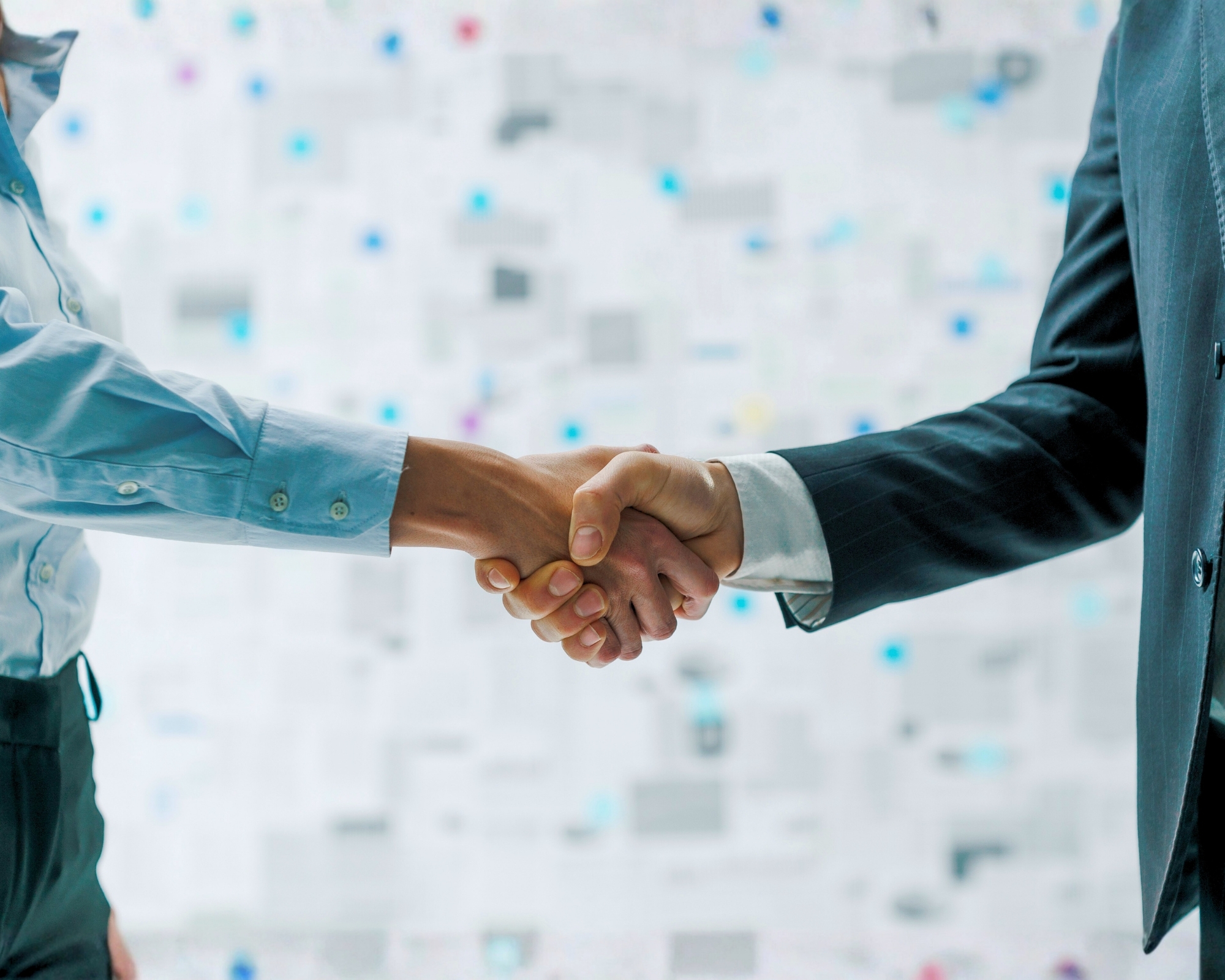 Two corporate professionals shaking hands, symbolising a mutually beneficial business collaboration with IberianTax Two corporate professionals shaking hands, symbolising a mutually beneficial business collaboration with IberianTax